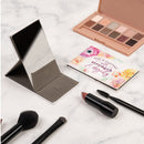 Zij is gekleed met kracht en waardigheid